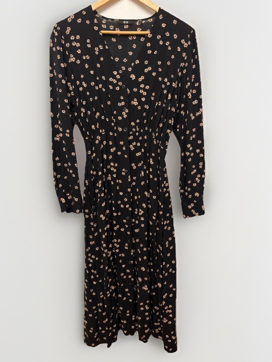 Uniqlo Dresses & Skirts - Uniqlo Black Long-Sleeve Feminine Floral Midi Dress with Pockets
